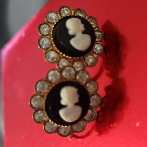 Vintage Cameo Earrings by Coro. Beautiful clear stones surrounded cameo. - Picture 11 of 11